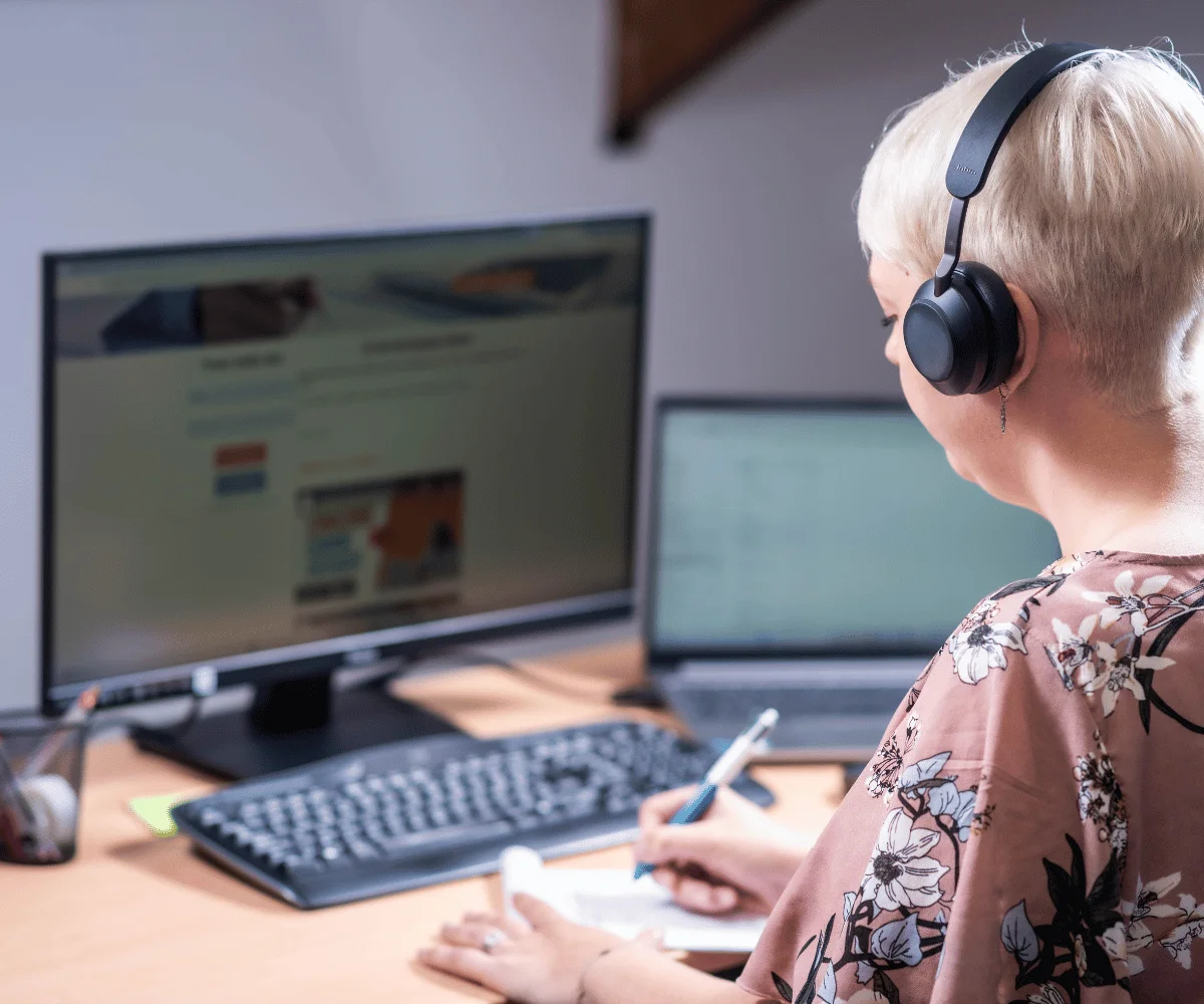 secrétaire sur son bureau